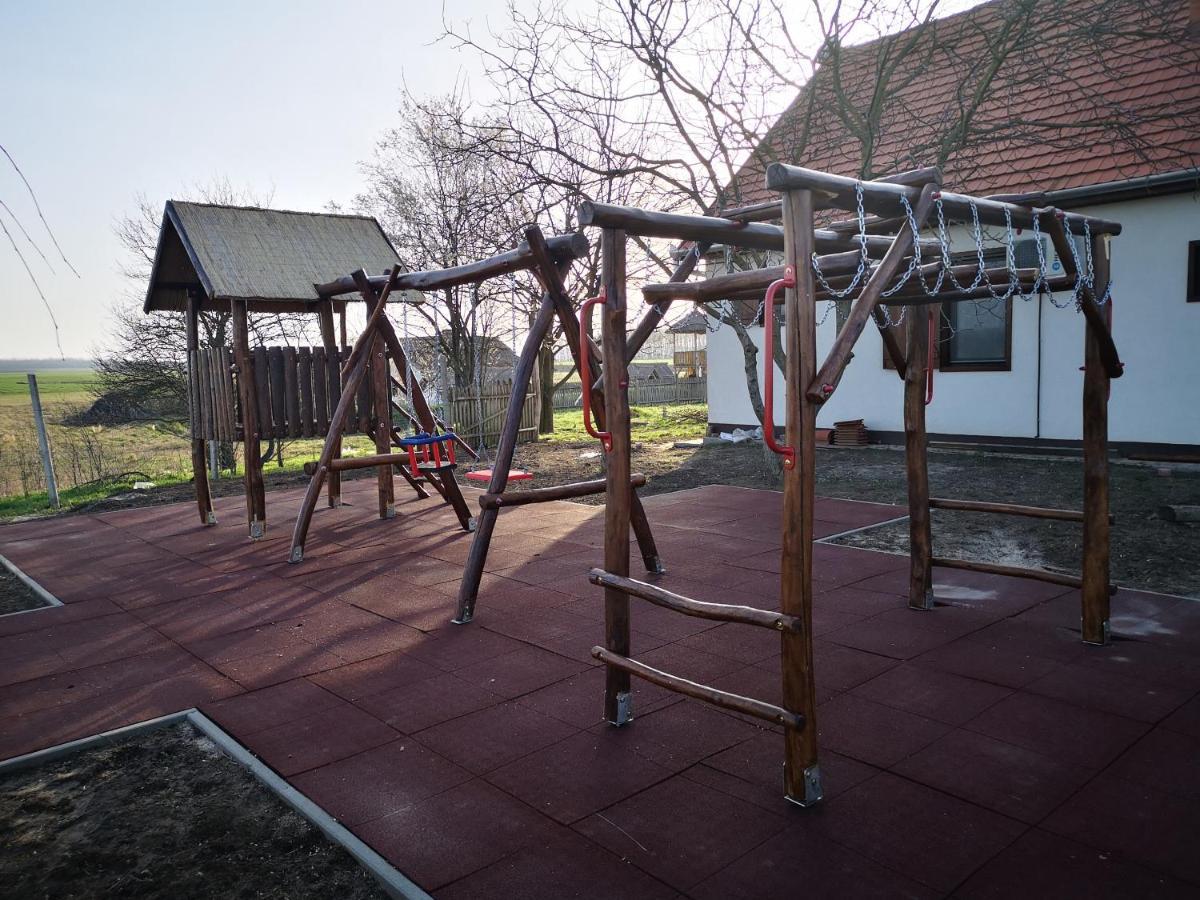 Eszter-ház vendégház Kerekegyháza Exterior foto